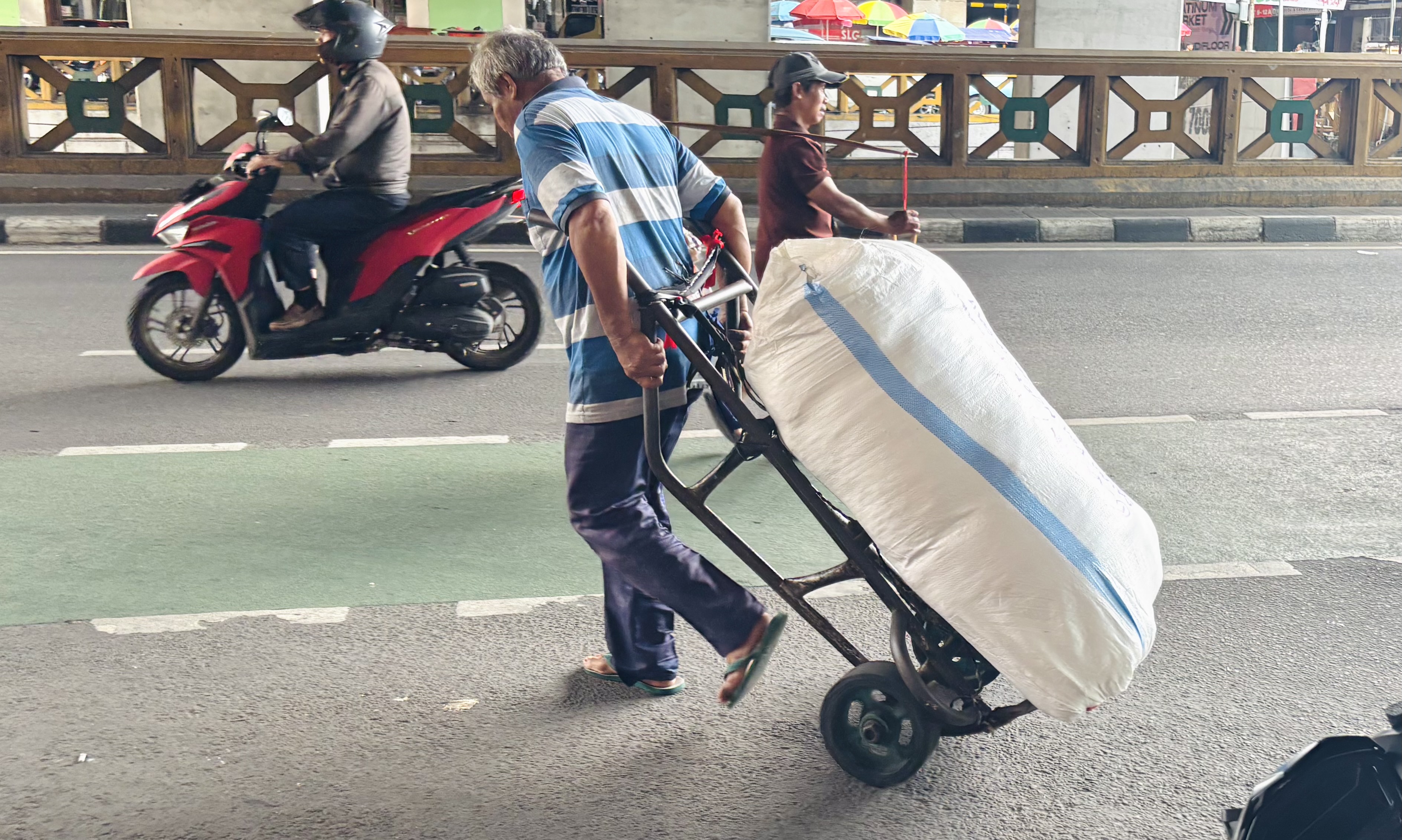 Porter Pasar Tanah Abang Cuan Jelang Nataru, Sehari Bisa Kantongi Rp350 Ribu