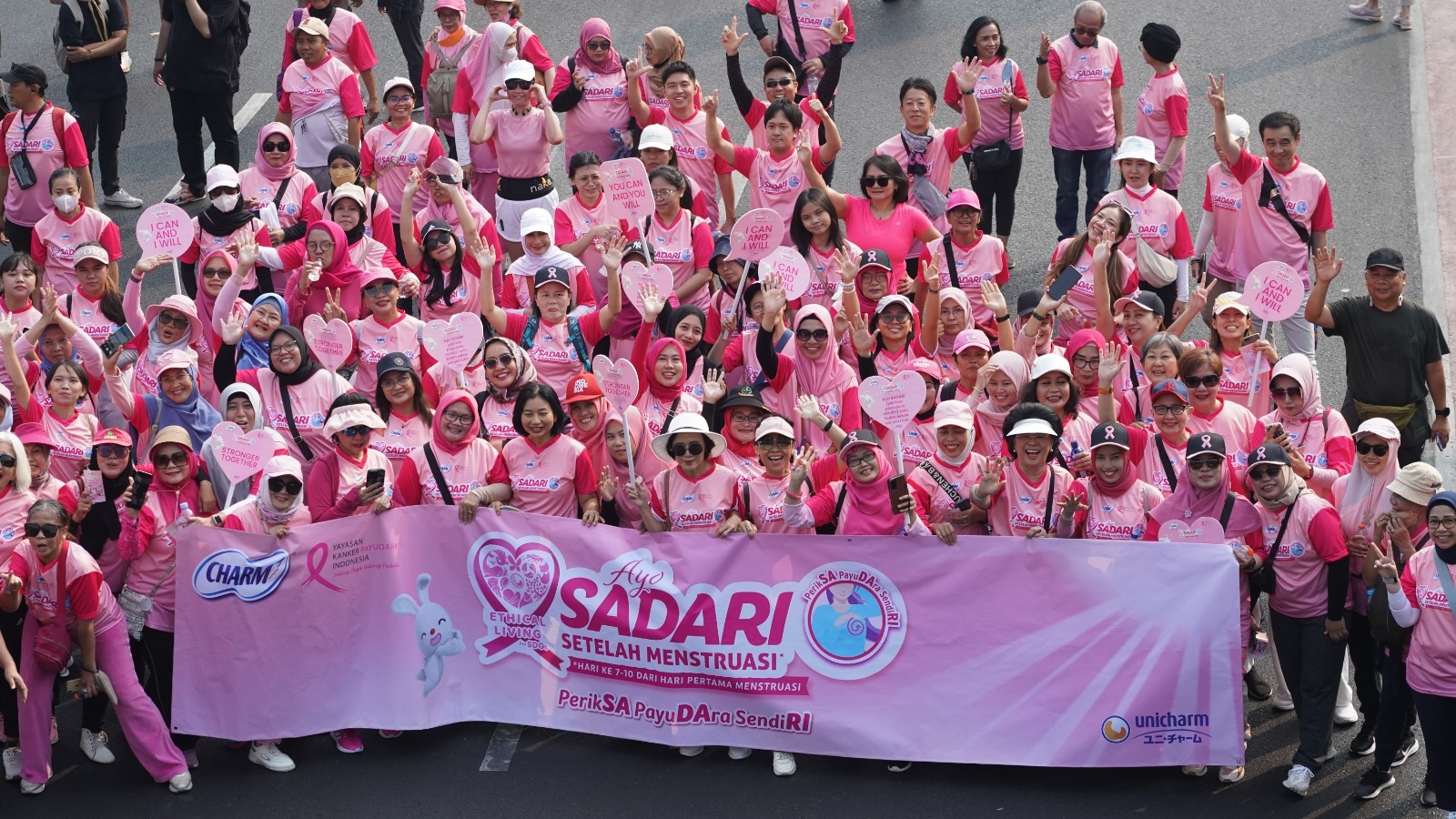 Charm Bersama YKPI Gelar 'Ayo SADARI Setelah Menstruasi Fun Walk' Dihadiri 100 Survivor Kanker Payudara 