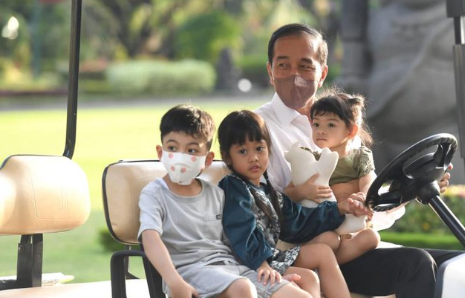 Momen Seru Jokowi dengan Jan Ethes Liburan di Istana Yogyakarta, Aksi Cucu Presiden Sapa Warga Bikin Geger