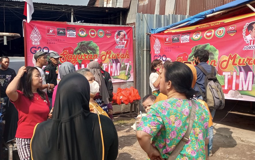 Relawan Jokowi Jual Sayuran Murah di Jakarta Barat