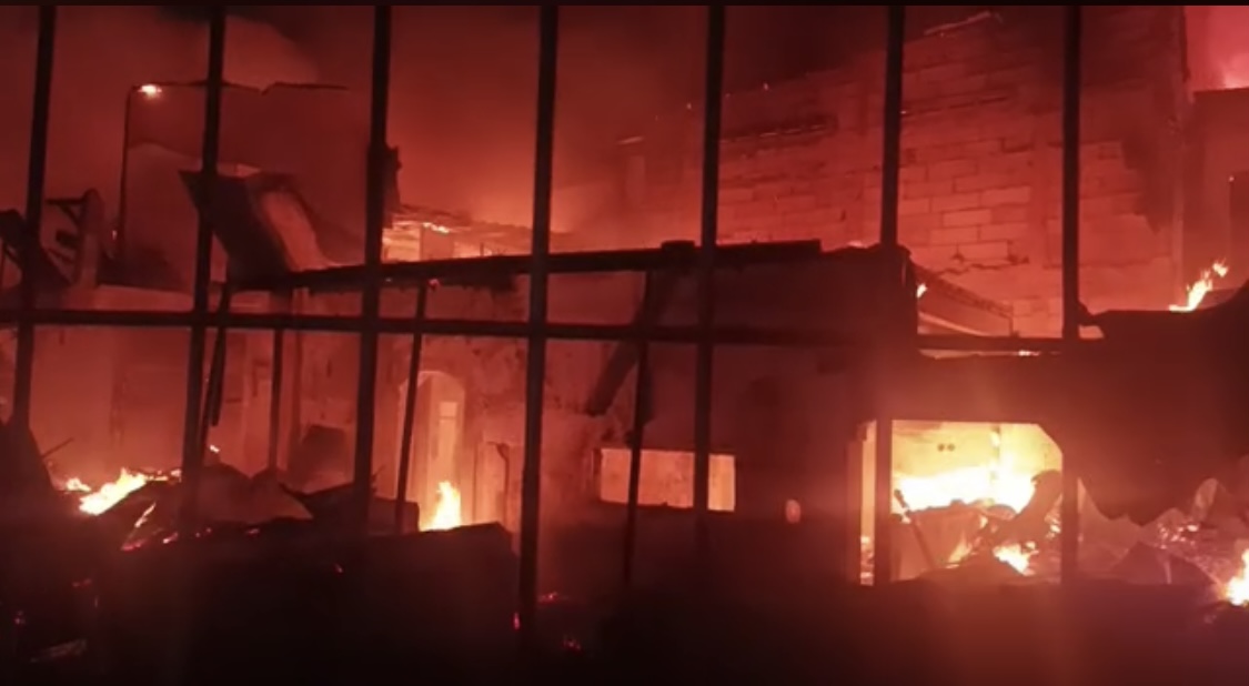 Puluhan Armada Pemadam Dikerahkan Demi Redam Kebakaran Rumah di Mampang