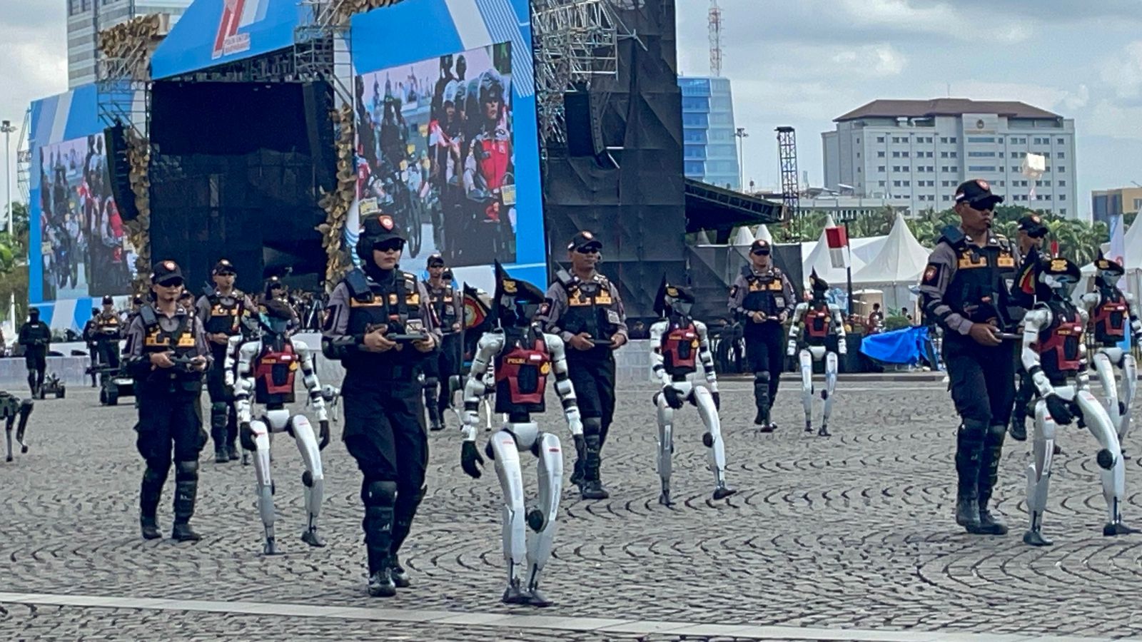 Aksi Defile 30 Robot Pionir Diperkenalkan Polri di Hari Bhayangkara ke-79