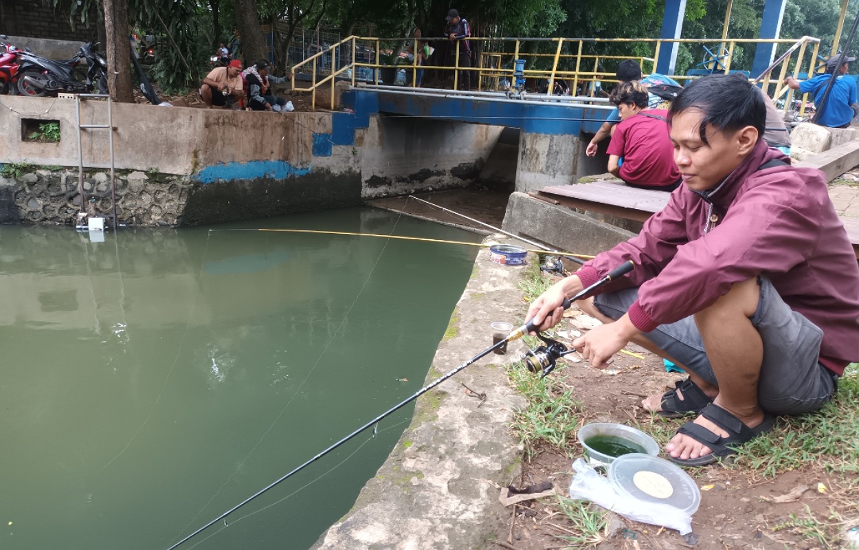 Libur Nataru, Warga Manfaatkan Setu Babakan untuk Memancing dan Bersantai