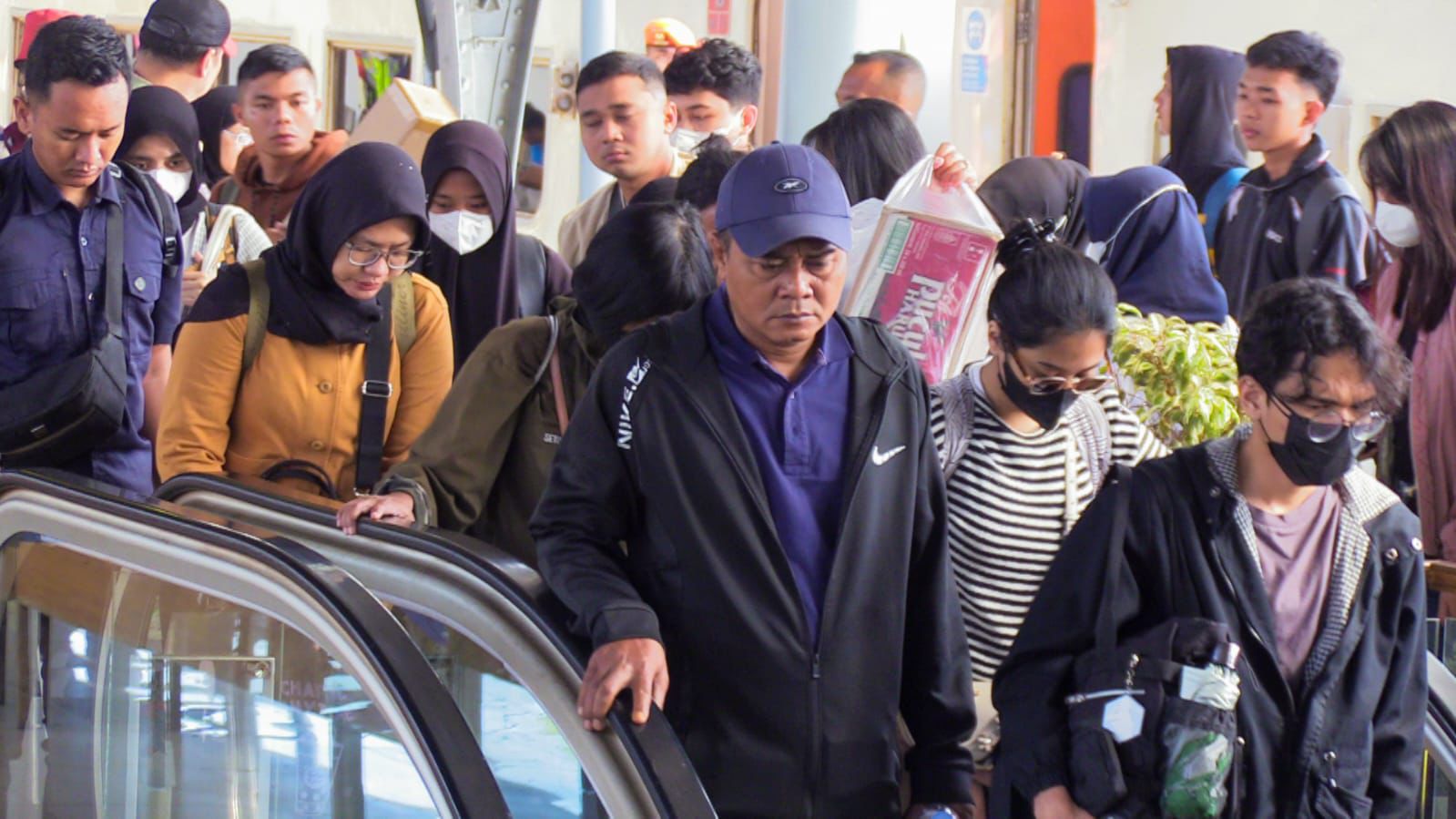 Stasiun Pasar Senen Mulai Dipadati Penumpang Arus Balik yang Pilih Pulang Lebih Awal