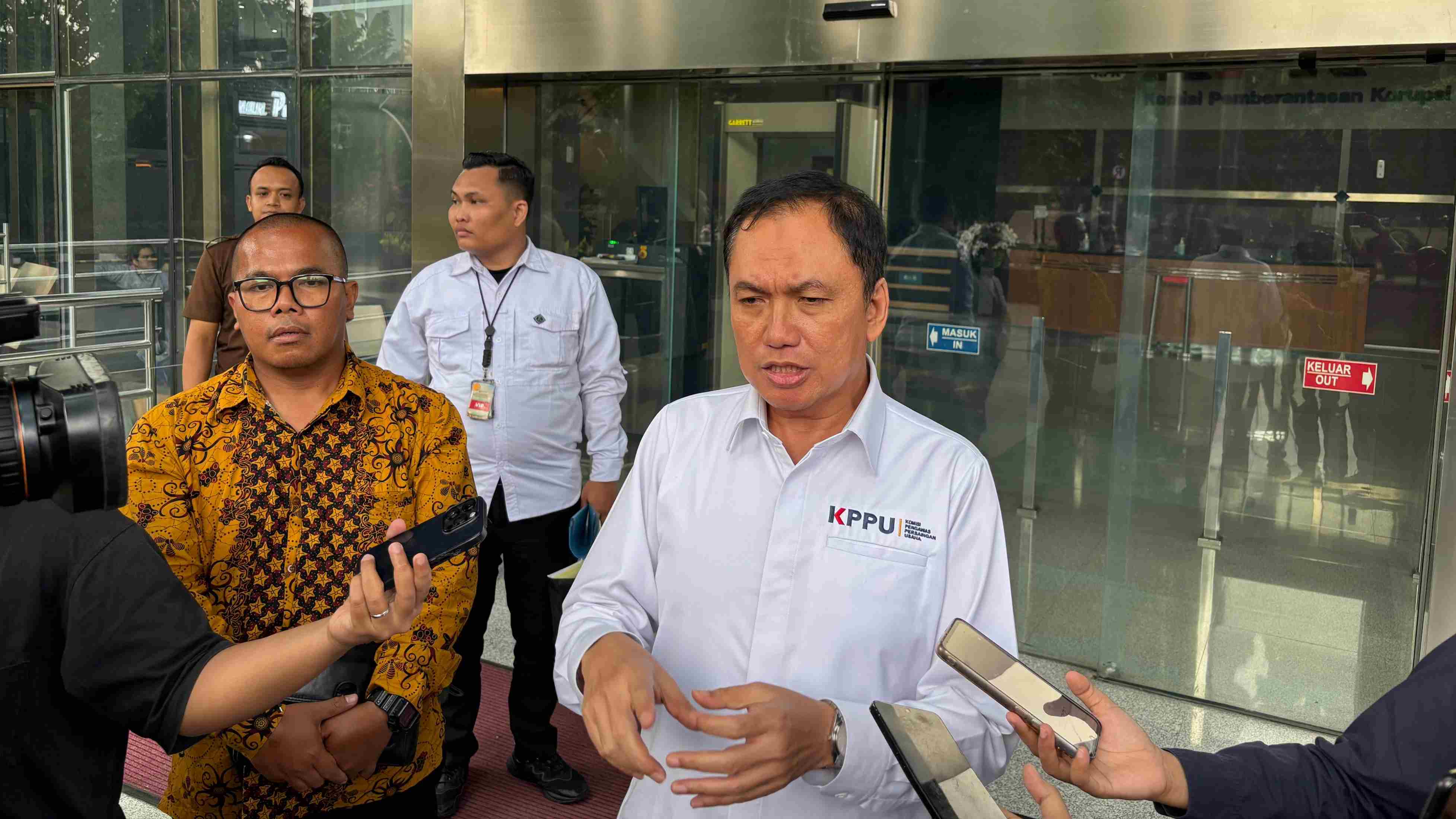Penuhi Panggilan KPK, Ketua KPPU Hadir Bawa Berkas Kasus Jual Beli Gas PT PGN dengan PT IAE