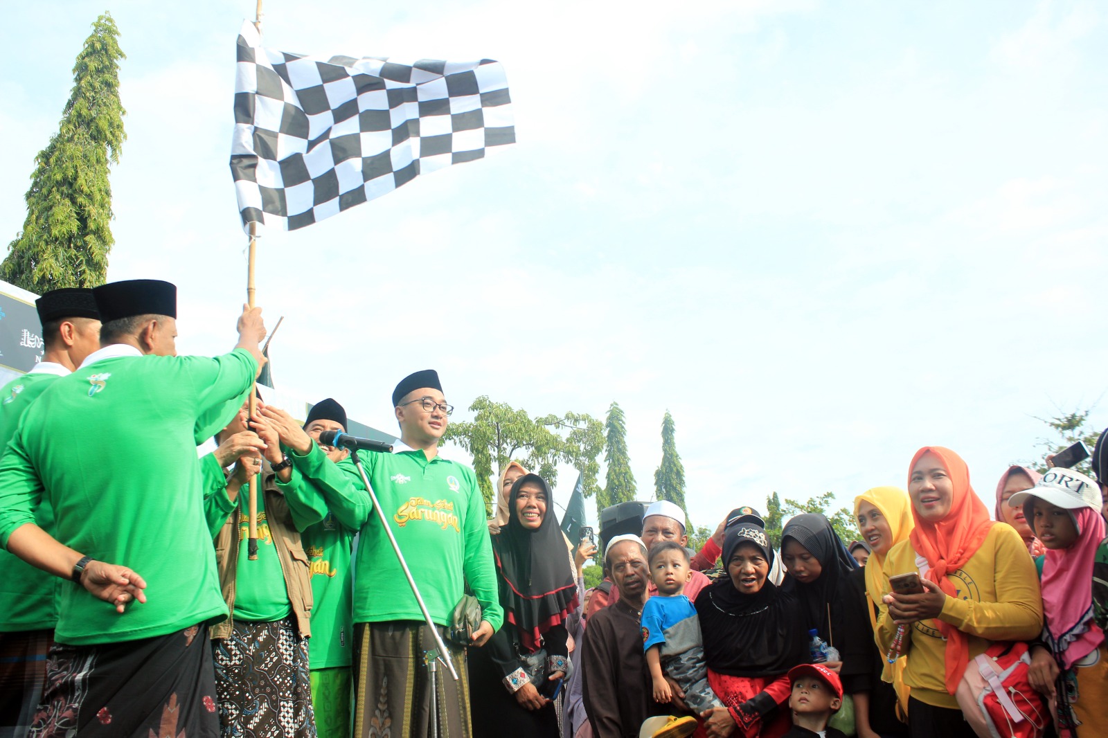 Ribuan Warga Menyemarakkan Jalan Sehat Sarungan di Pasuruan, Puncak Rangkaian Hari Santri Nasional