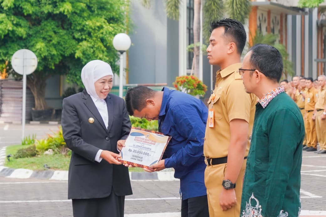 Apel Bersama, Gubernur Khofifah Serahkan Bantuan untuk ASN Terdampak Kebakaran Gedung Negara Grahadi