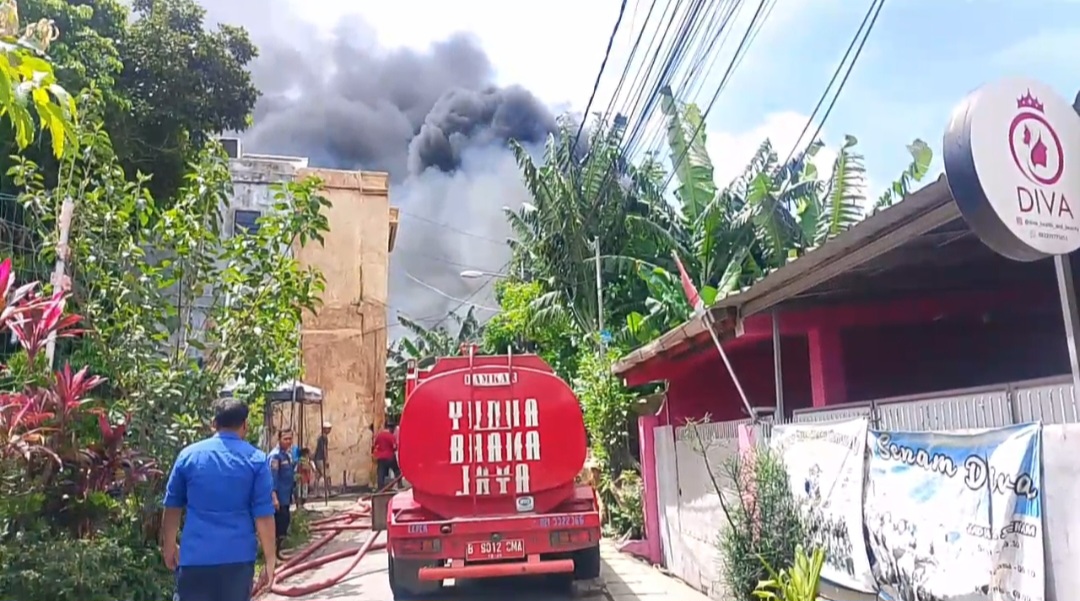 Gudang Suku Cadang Mobil di Larangan Kebakaran, Pemilik Sedang Umrah