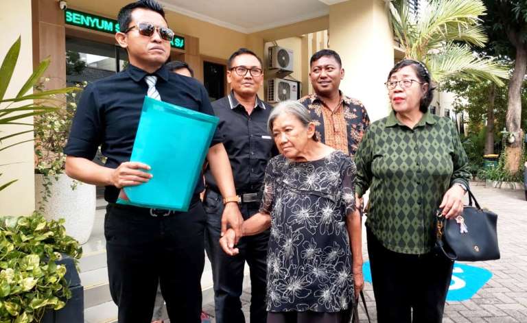 Nenek Elina Laporkan Dugaan Pemalsuan Dokumen Tanah ke Polda Jatim