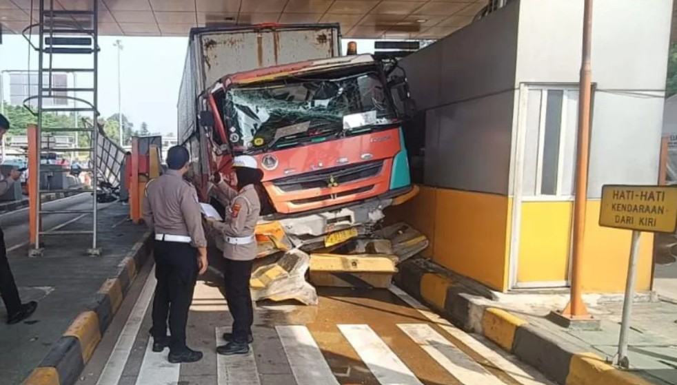 Kecelakaan Beruntun di GT Ciawi 2: Truk Seruduk Pagar Pengaman, Libatkan 3 Kendaraan
