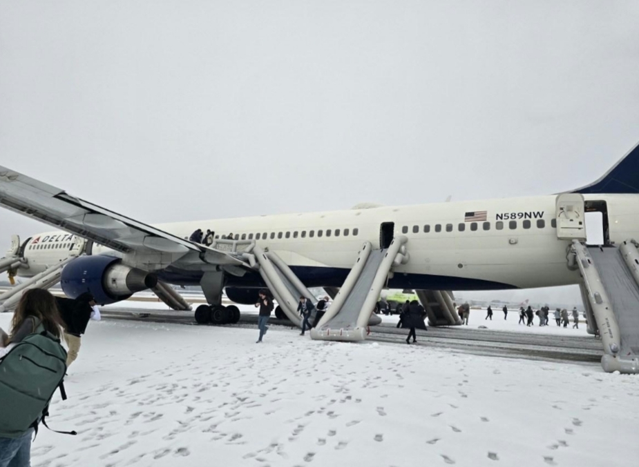 Mesin Boeing 767-400ER Milik Delta Airlines Terbakar saat Take Off, Pilot Putuskan Pendaratan Darurat