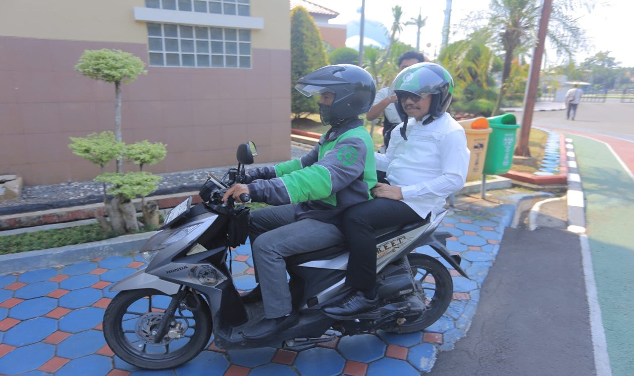 Momen Sachrudin Ngantor Naik Ojol, Warganet: Abang Gojek Gemetaran Gak Ya?
