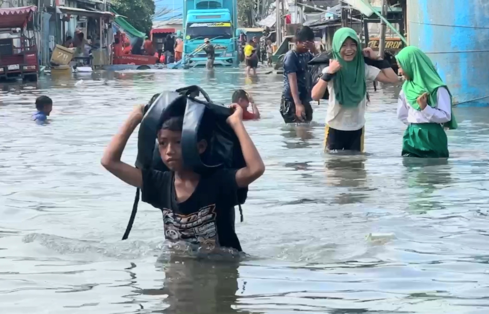 38 RT di Jakarta Terendam Banjir hingga 3 Meter, Puluhan Warga Tidur di Pengungsian