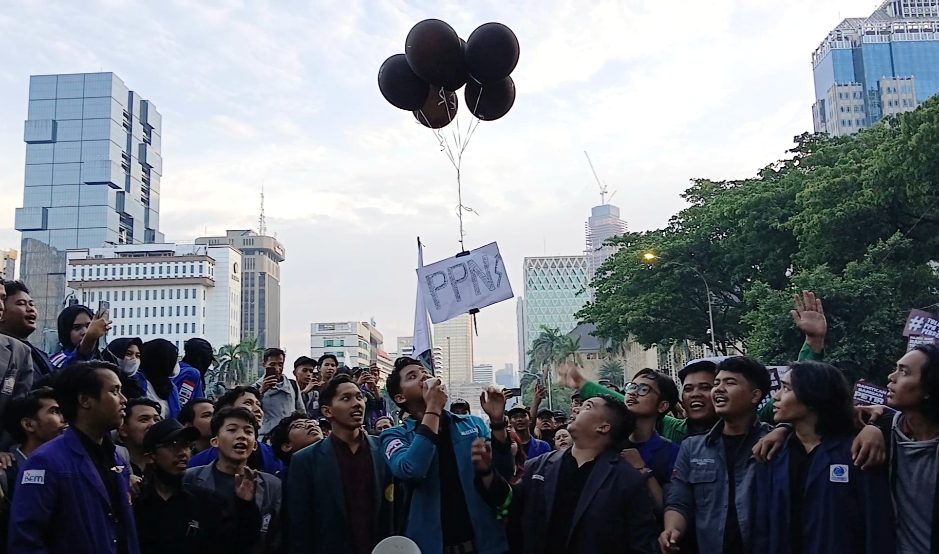 Demo Tolak PPN 12%, BEM SI Terbangkan Balon Hitam: Naik-naik Pajak Ku Naik, Tinggi-tinggi Sekali...