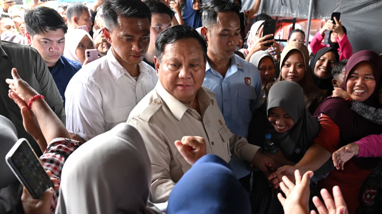Tinjau Posko Pengungsi di Langkat, Prabowo Janjikan Percepatan Air Bersih dan Perbaikan Tanggul
