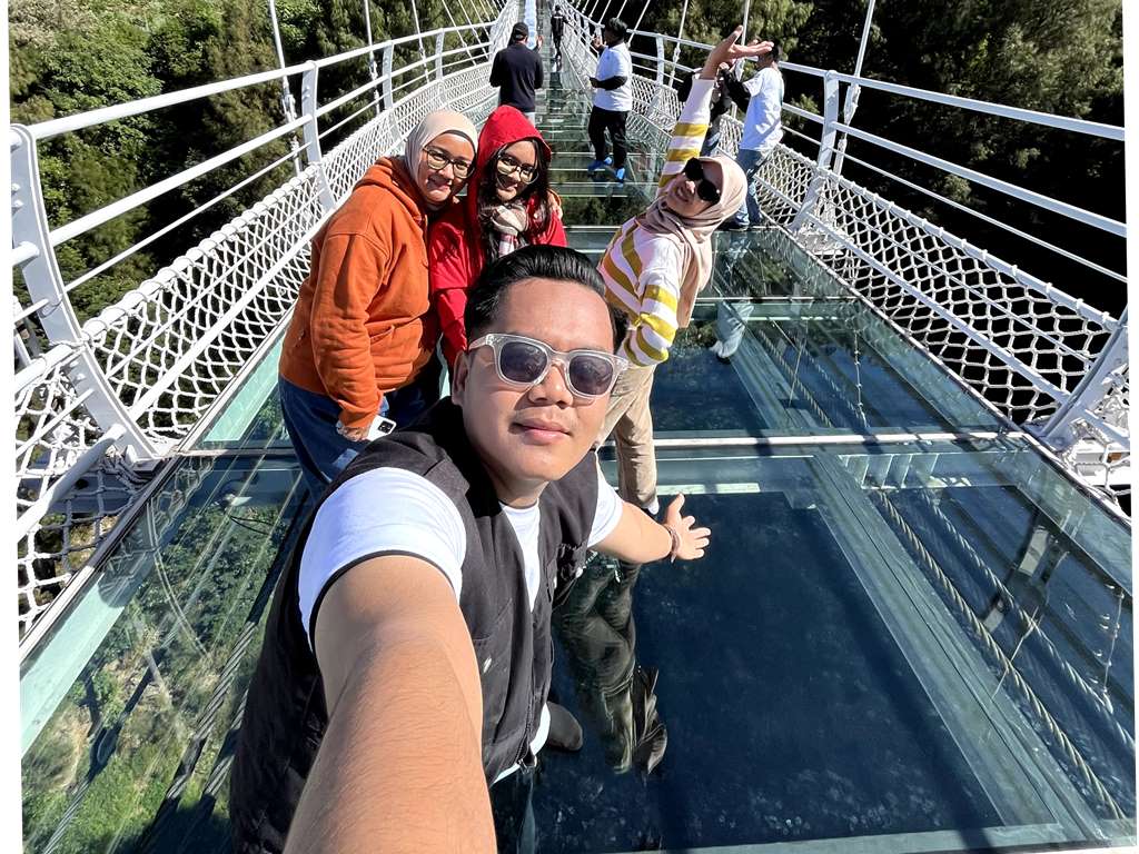 Menjajal Bromo Sky Bridge di Seruni Point, Bahagianya Mengingkari Janji