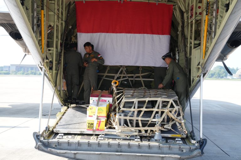 Misi Kemanusiaan ke Gaza Berlanjut, Hercules TNI AU Berangkatkan 1.200 Payung Udara