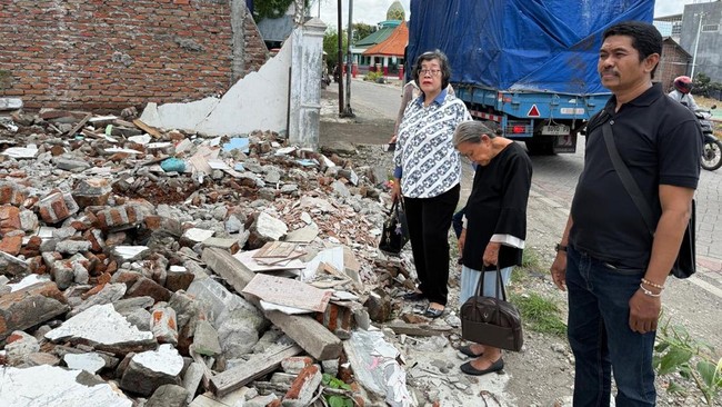 Aksi Solidaritas Warga Surabaya Kawal Kasus Dugaan Kekerasan terhadap Nenek Elina