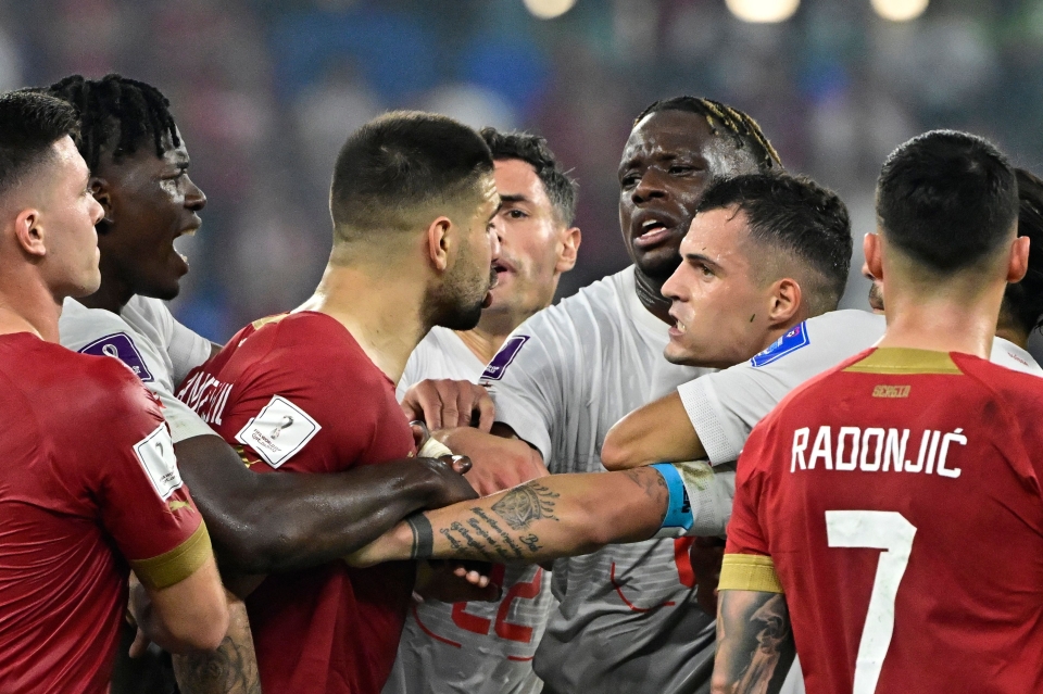 Rasisme Suporter Serbia ke Xhaka dan Shaqiri: Salut Tiga Jari hingga Pembantaian Albania 