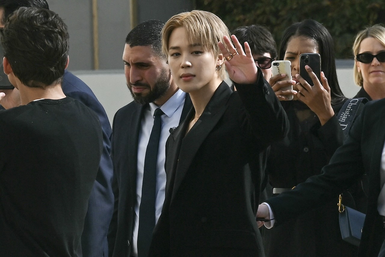 Jimin Curi Spotlight Show Dior di Paris Fashion Week, Simak Detail Busananya