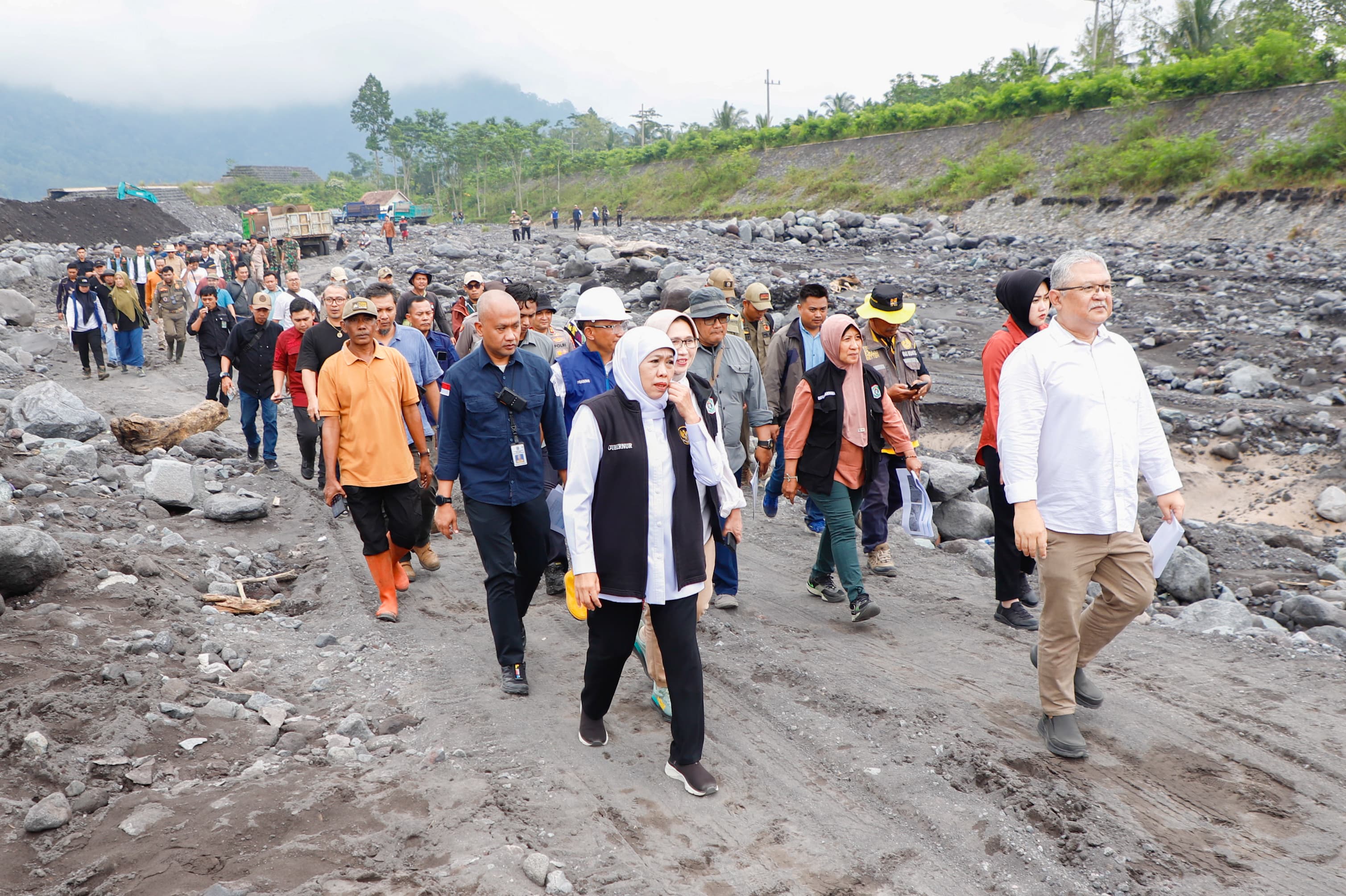 Khofifah Cek Pembangunan Tanggul yang Rusak Karena Lahar Dingin Semeru