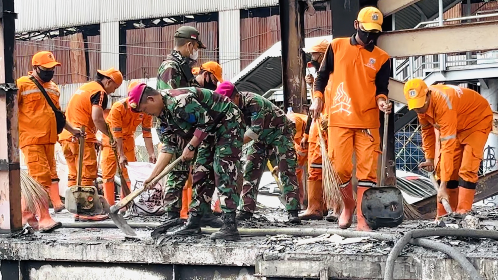Halte Transjakarta yang Dibakar Pendemo Mulai Dibersihkan, 1.150 Personel Dikerahkan
