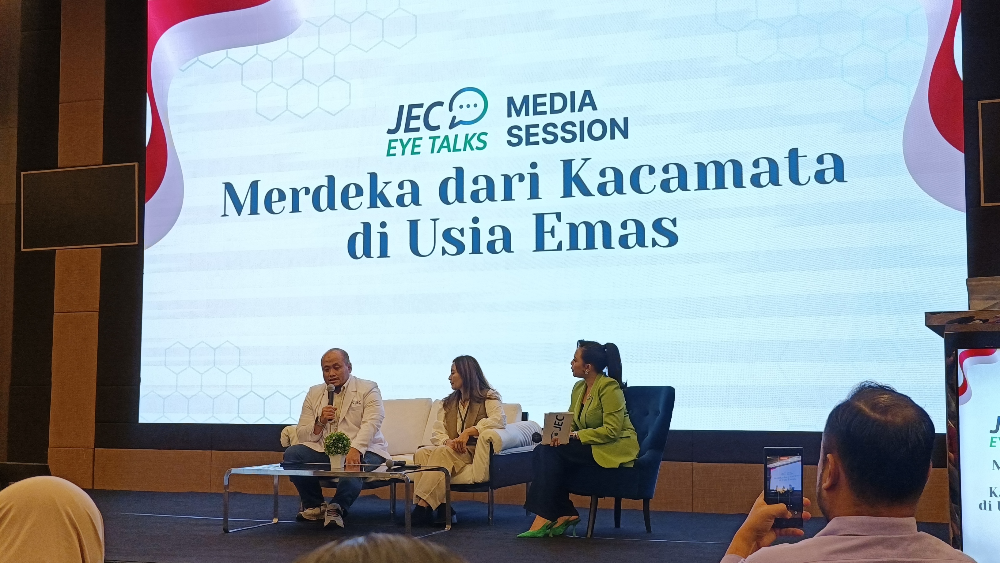 Merdeka dari Kacamata Lewat Metode RLE untuk Atasi Presbiopia, Apa Itu? 