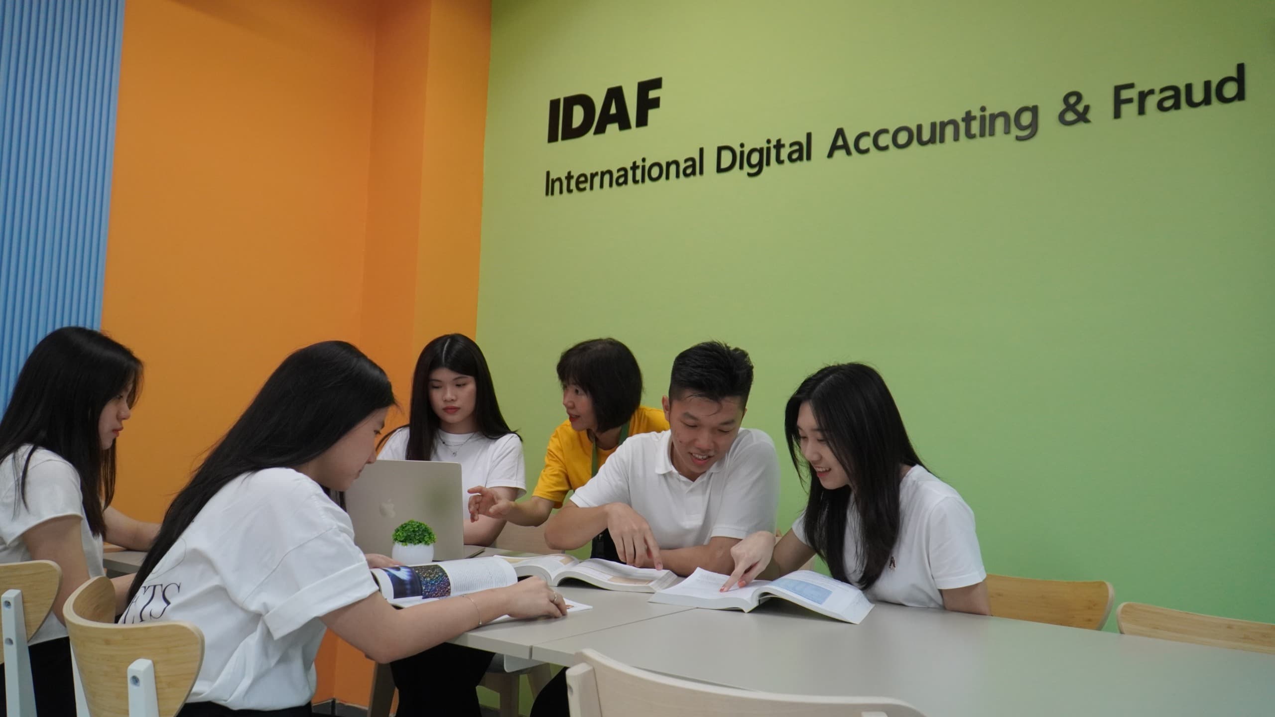 Mencetak Akuntan Digital Berdaya Saing Global dengan PCU - ICAEW Room