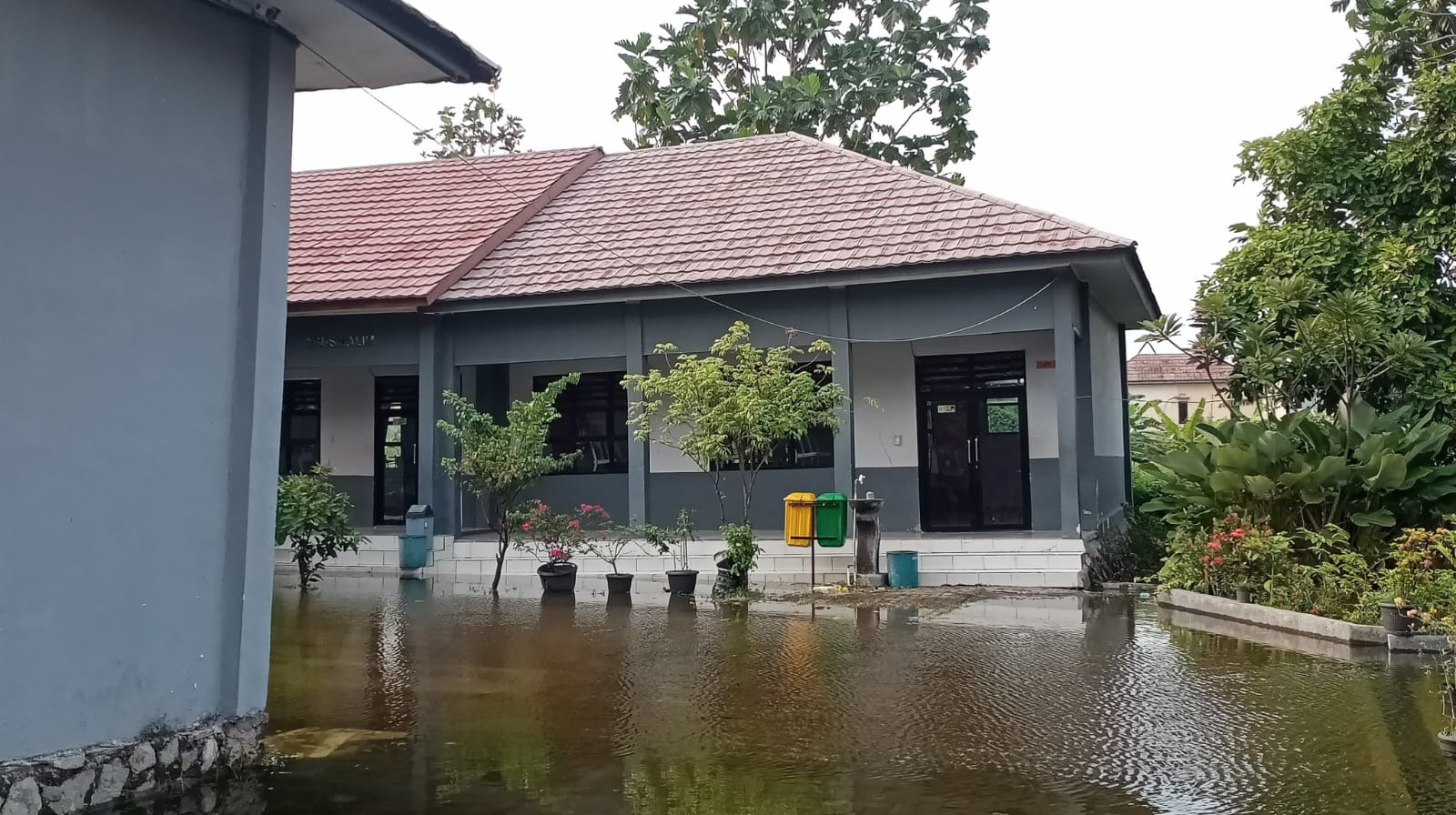 Gawat! Sekolah Miring Dekat Kali Sering Banjir, Orang Tua Siswa SMAN 15 Tangerang Minta Relokasi Cepat