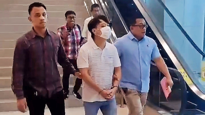 Tampang Ivan Sugianto Usai Ditangkap di Bandara Juanda: Tangan Diborgol, Wajah Ditutup Masker