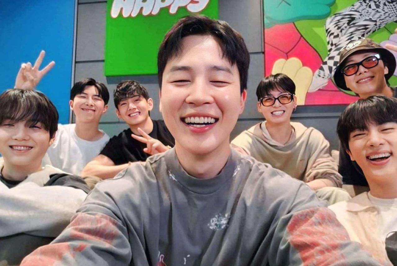 BTS is Back! 5 Highlight dari Live Weverse Pertama OT7 Setelah 3 Tahun, Jungkook Punya Tato Baru!
