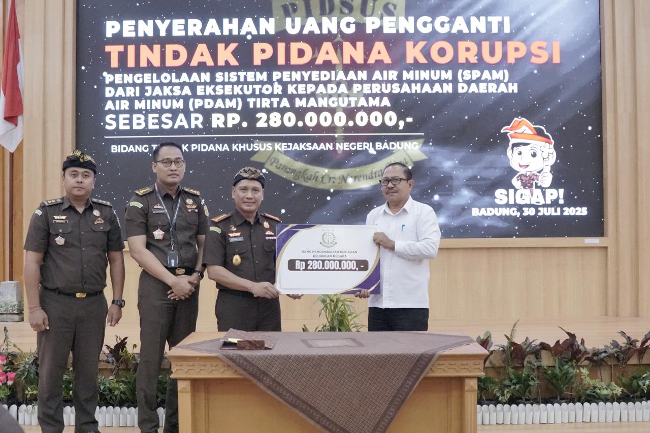 Penyerahan Uang Korupsi Rp 280 Juta ke Perumda Tirta Mangutama Badung oleh Kejari