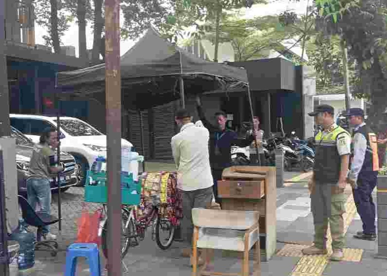 Satpol PP Tertibkan Trotoar yang Dijadikan Tempat Parkir VIP Restoran di Jaksel
