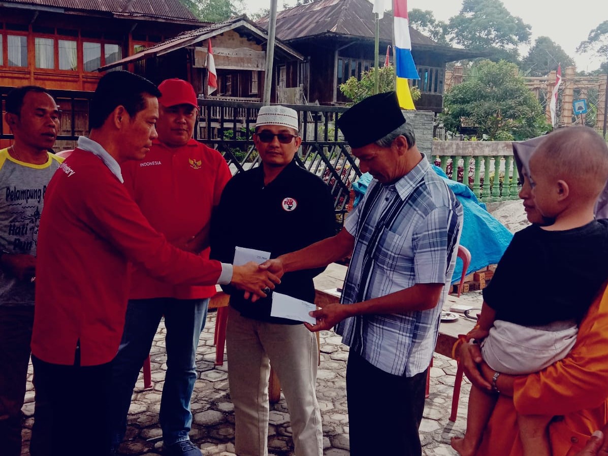 IKABARA Nusantara Serahkan Bantuan Korban Kebakaran di Pekon Kenali