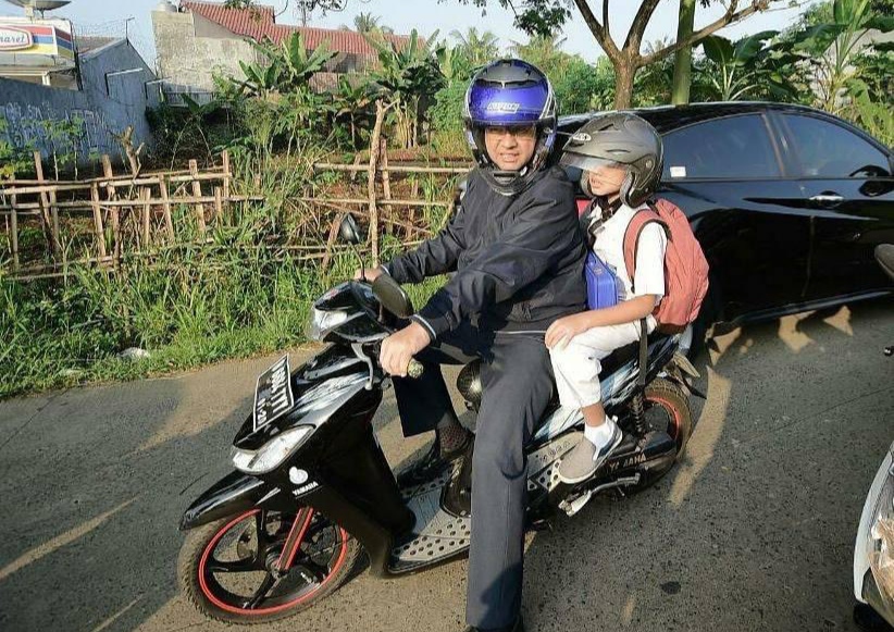 Anies Baswedan Unggah Foto Naik Mio Karbu, Netizen Gagal Fokus: 'Platnya Mati Pak!'