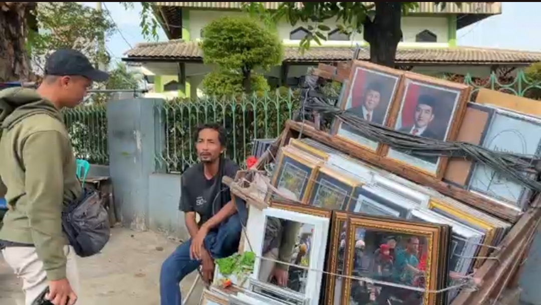 Pedagang Foto dan Pigura Prabowo-Gibran di Bekasi Panen Cuan, Raup Untung hingga Rp5 Juta