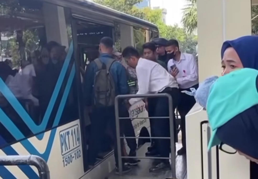 Viral! Ada Kehilangan HP di Bus Transjakarta, Seluruh Penumpang Diperiksa