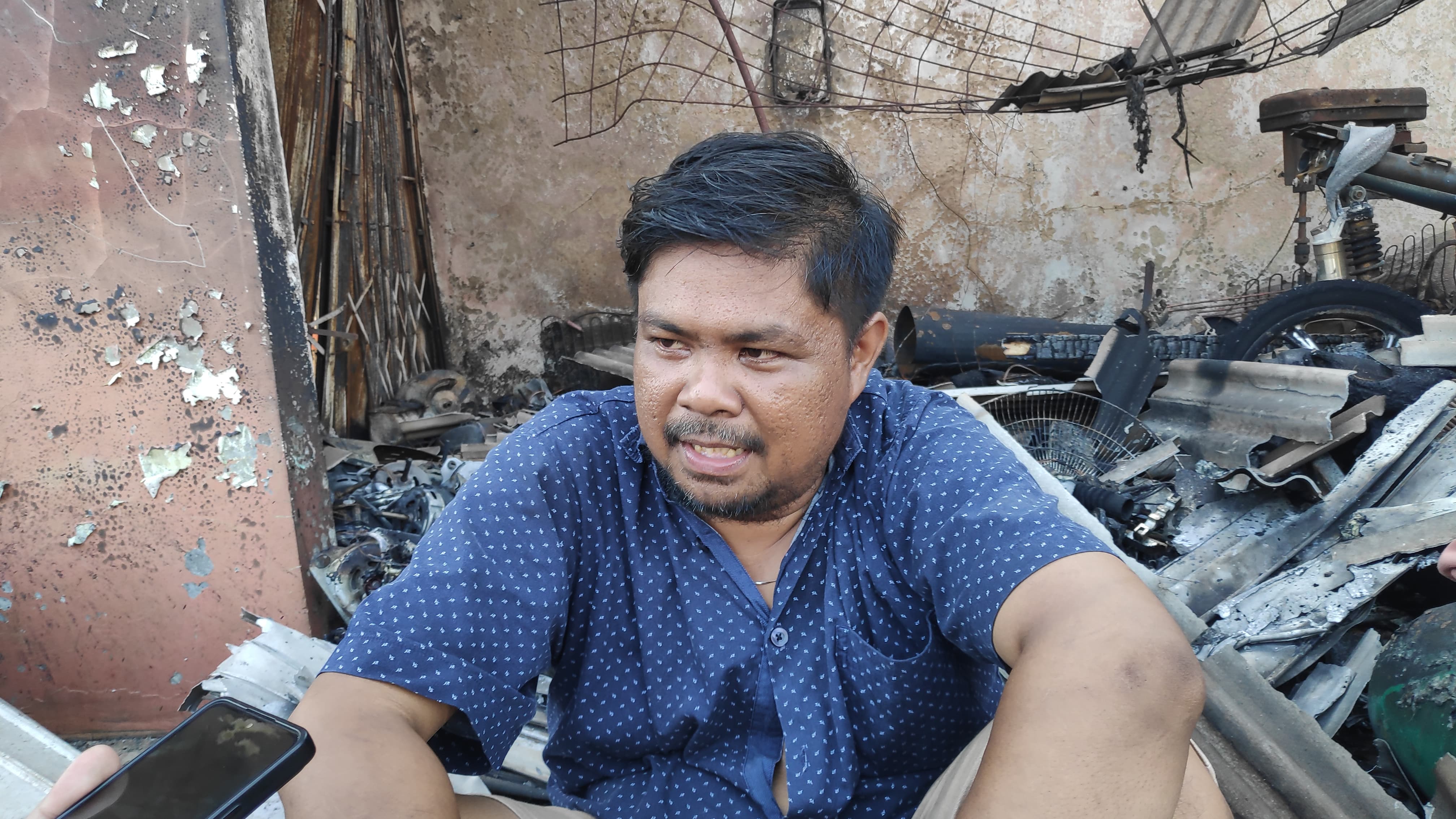 Kerugian Asep Setelah Gudang Kayu Miliknya di Bekasi Terbakar