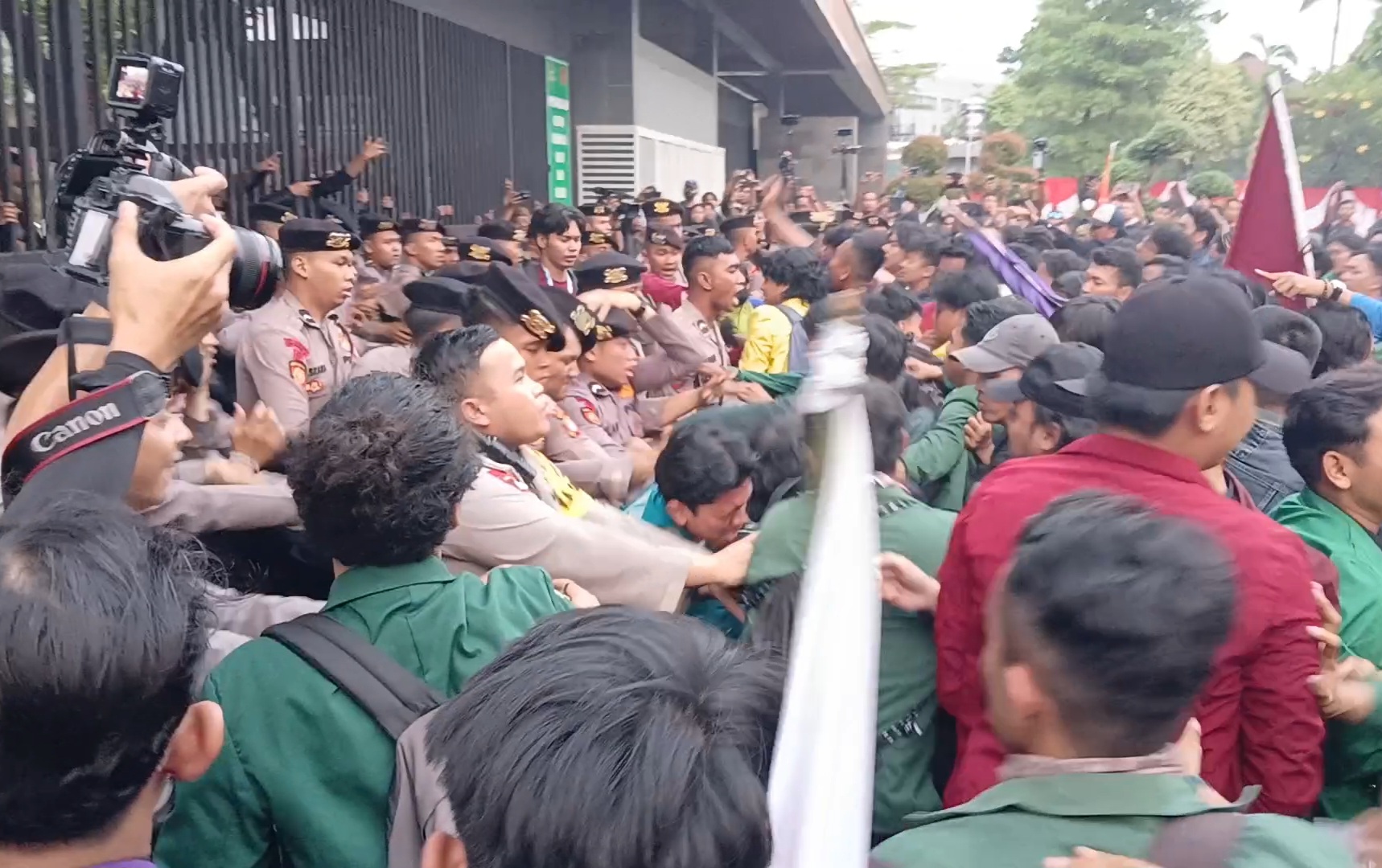 Demo Mahasiswa di Gedung DPR Ricuh, Saling Dorong dengan Polisi di Gerbang Pancasila