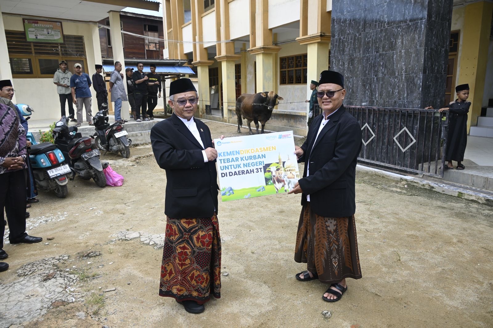 Salurkan 159 Hewan Kurban, Kemendikdasmen Perkuat Solidaritas Nasional