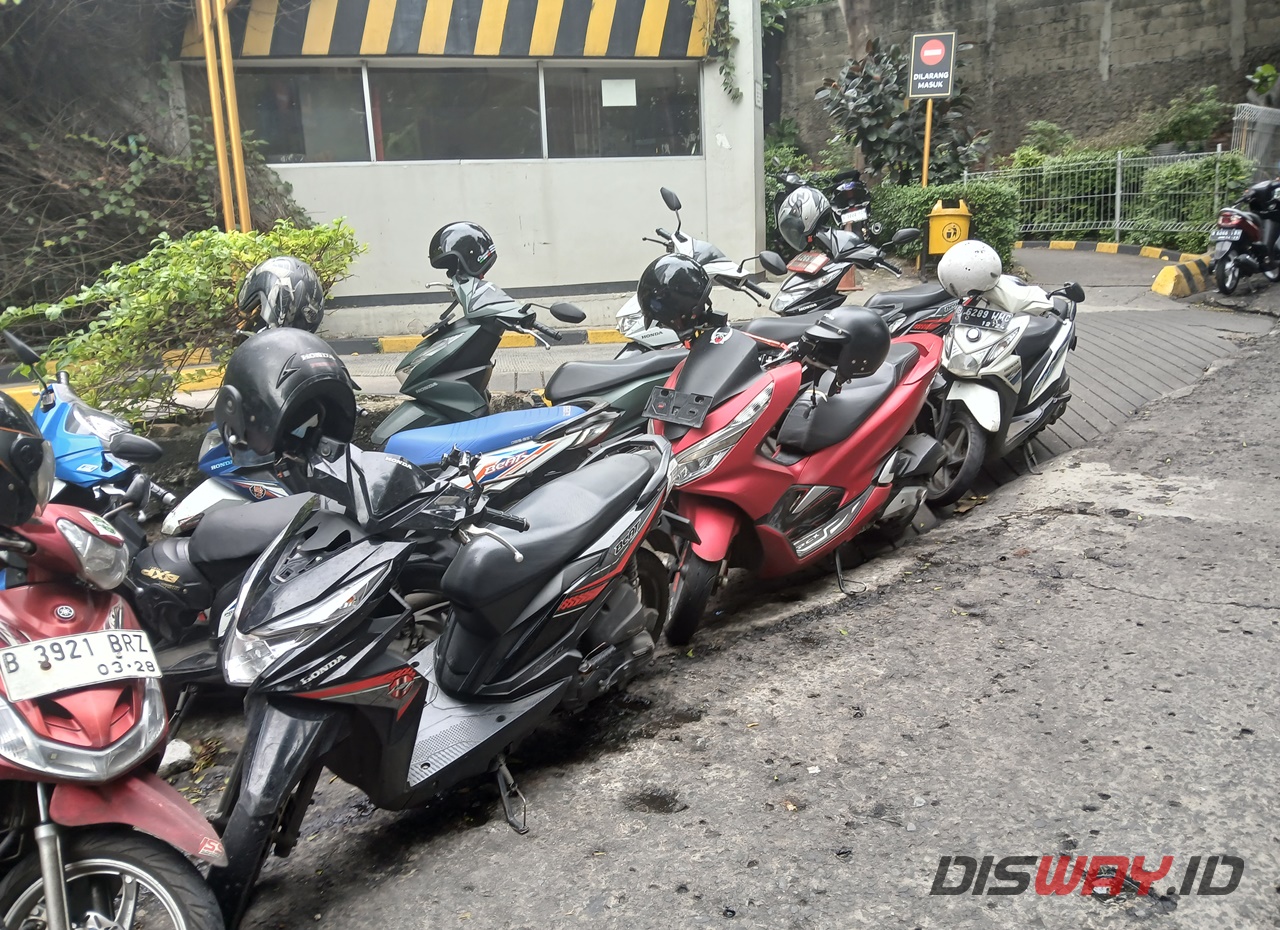 Gak Ada Kapoknya, Juru Parkir Liar Mall Gandaria City Punya Cara untuk Antisipasi Banjir