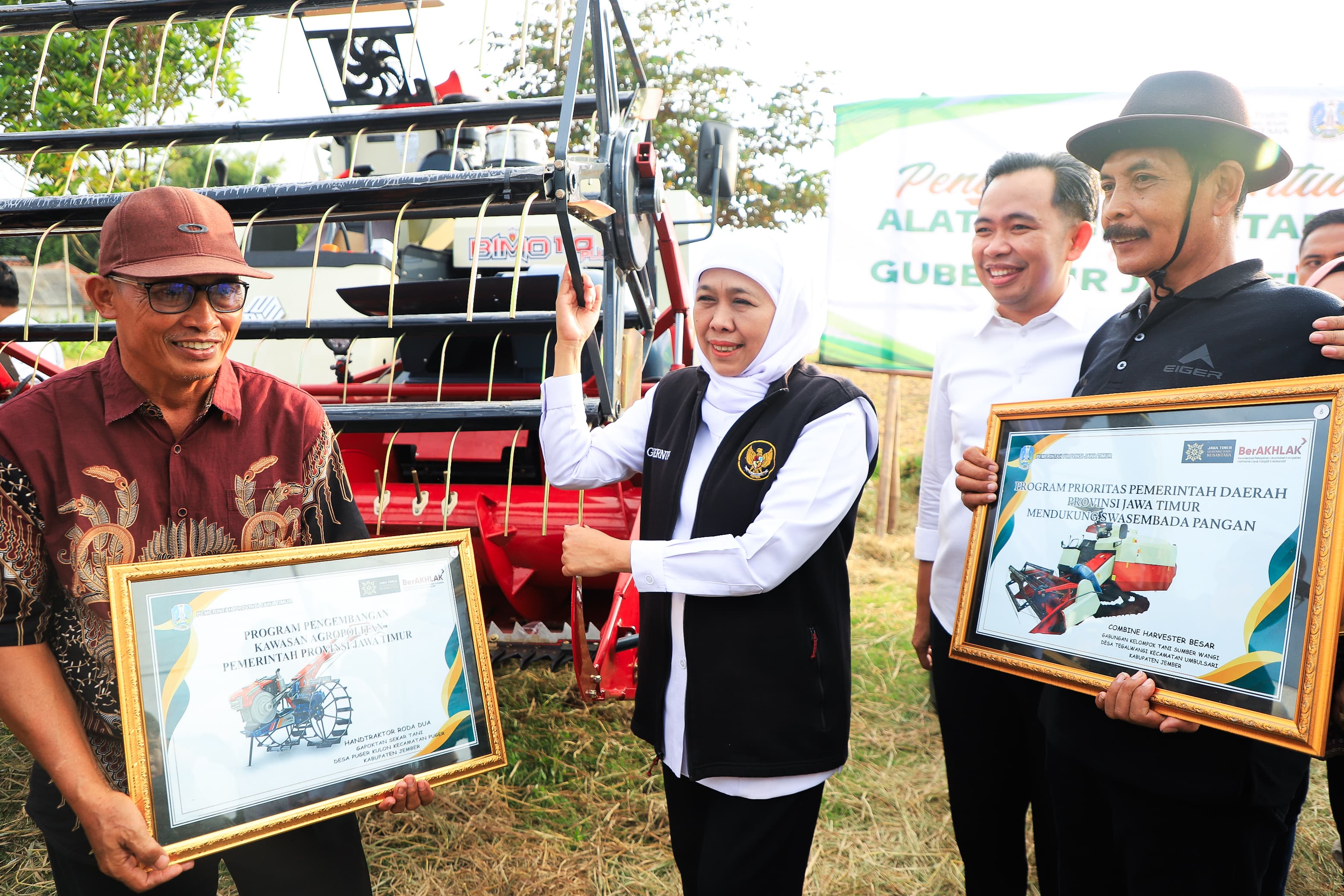 Genjot Produksi Padi, Khofifah Bagikan Mesin Pertanian