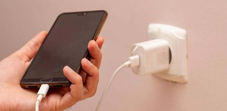 Jangan Sembarangan Mengisi Daya Ponsel di Tempat Umum Ini Bahayanya!