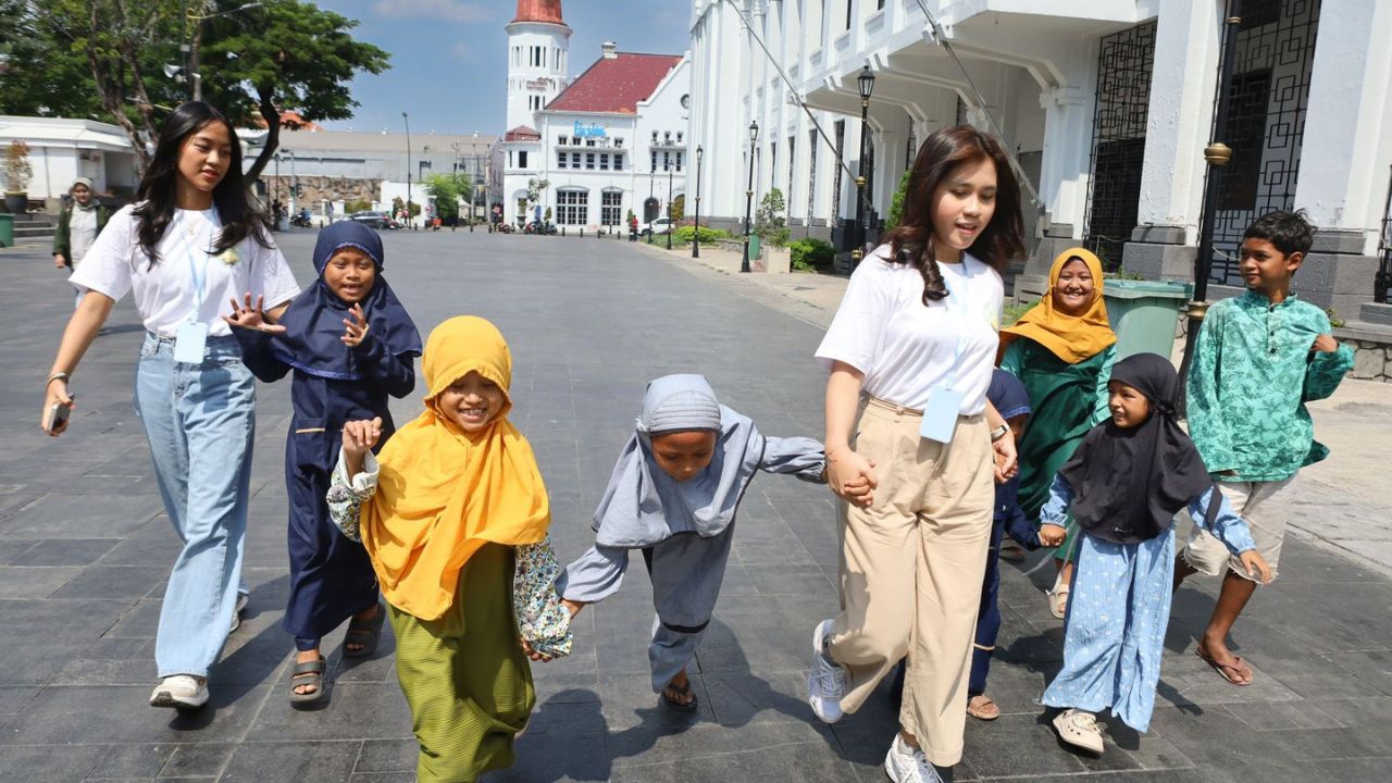 Mengenal BRIDGE OF WORDS, Gerakan Literasi Anak Jalanan Surabaya Bikinan Azkarana