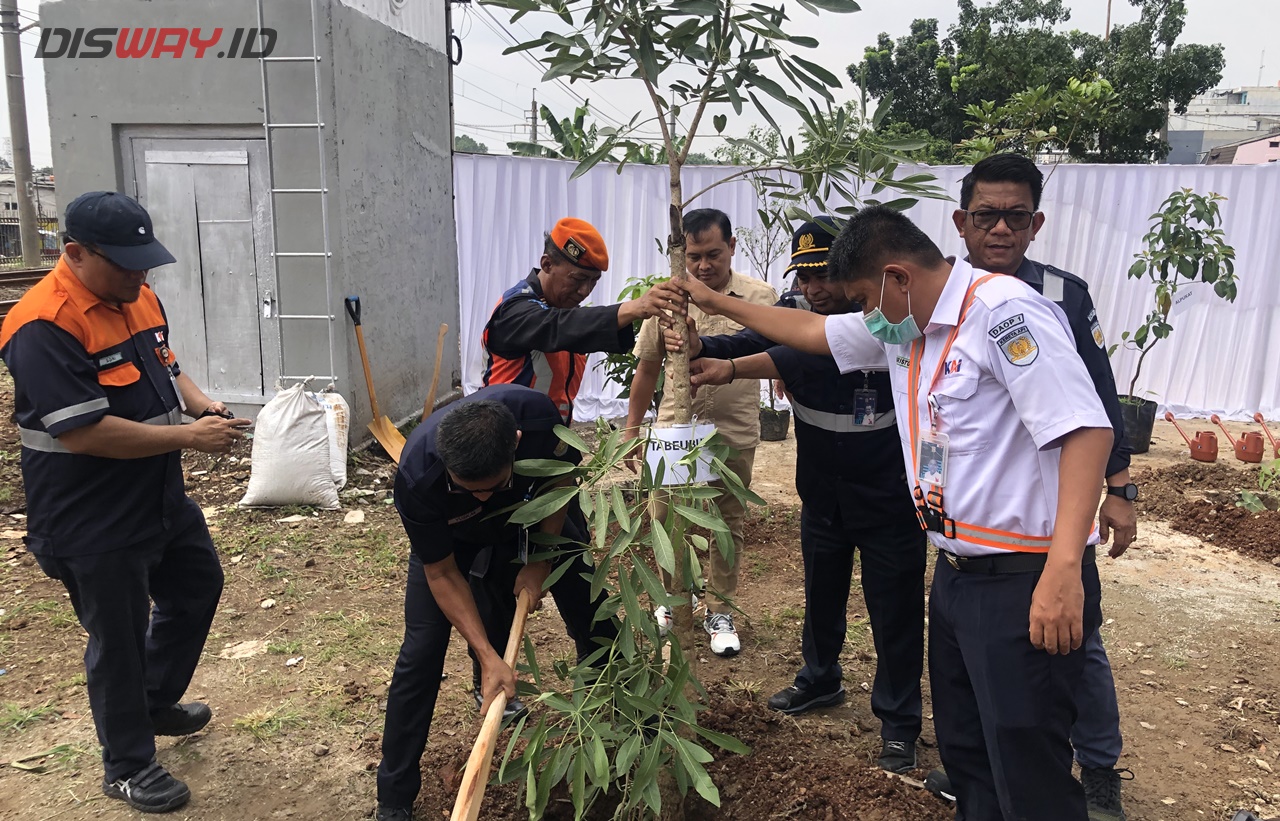 Hari Gerakan 1 Juta Pohon, KAI Tanam 210 Pohon Secara Serentak di Wilayah Daop 1 Jakarta