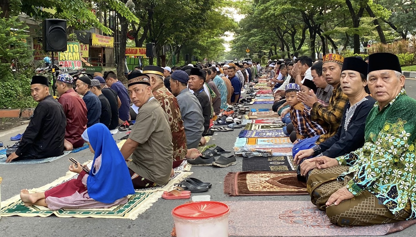 Khusyu Warga Muhammadiyah Kalijudan Shalat Ied di Jalan MERR 