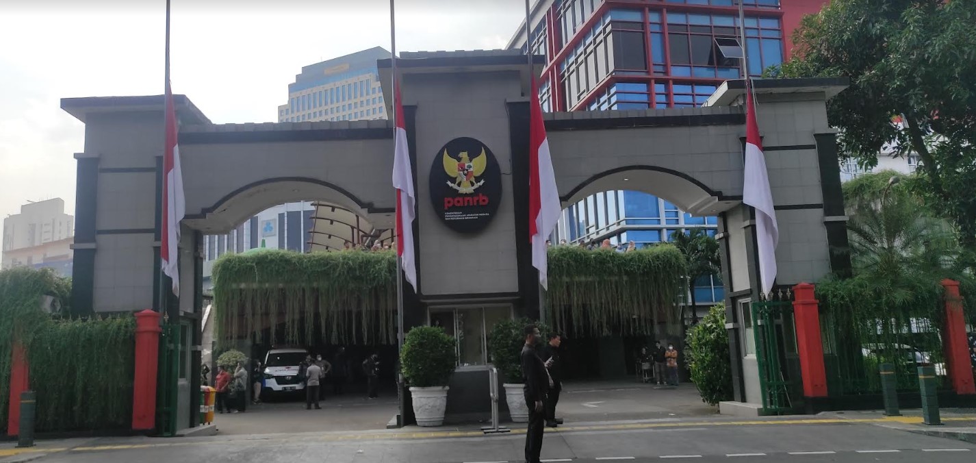 Bendera Setengah Tiang Dikibarkan di Kantor Kementerian PAN-RB