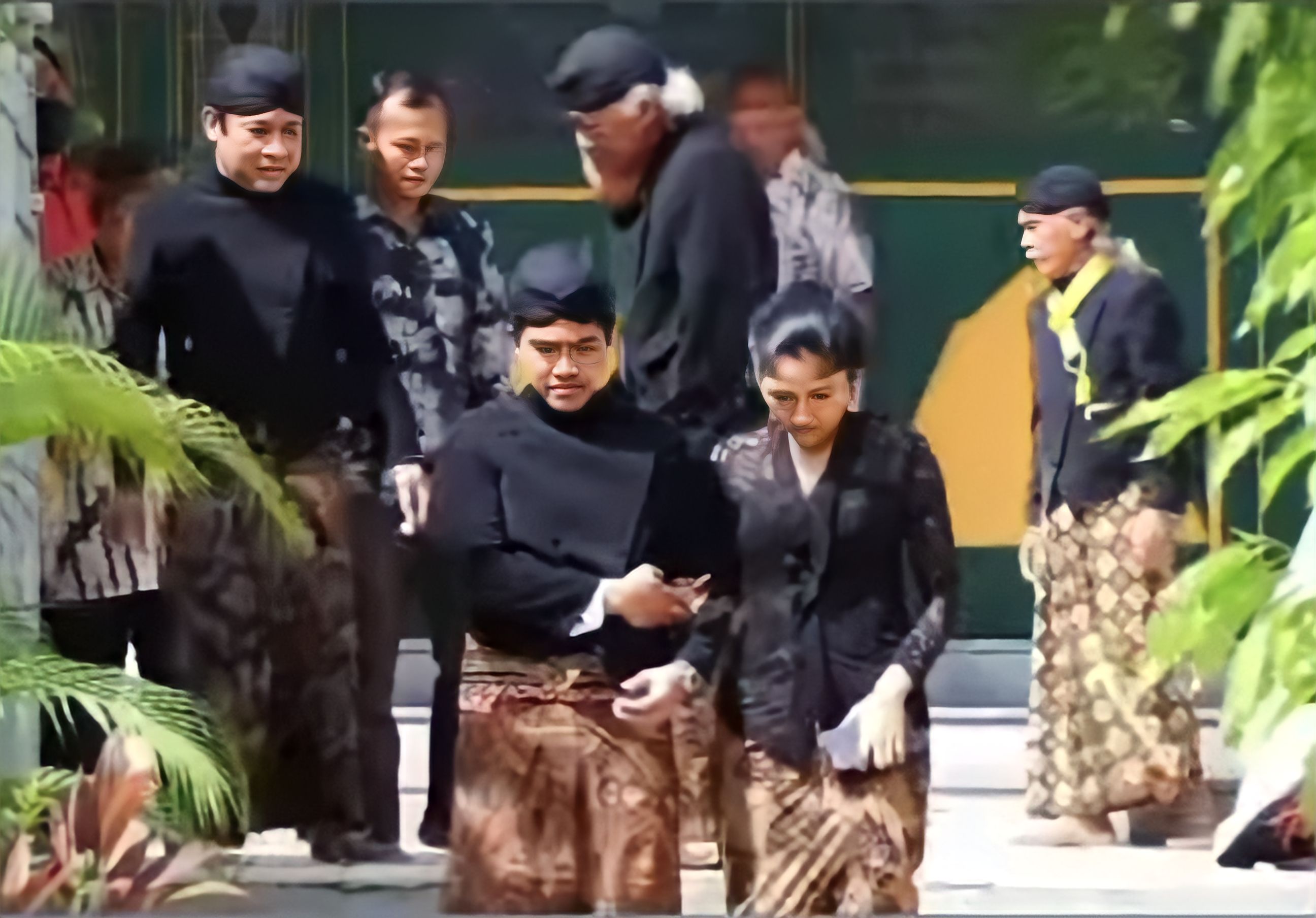 Jelang Pernikahan, Kaesang dan Erina Nyekar ke Makam Leluhur Mangkunegaran