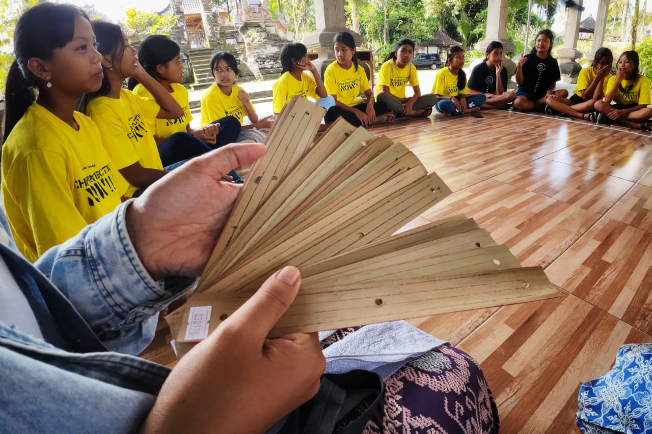 Alit Indonesia Hidupkan Tradisi Menulis di atas Lontar bagi Anak-anak Tampak Siring