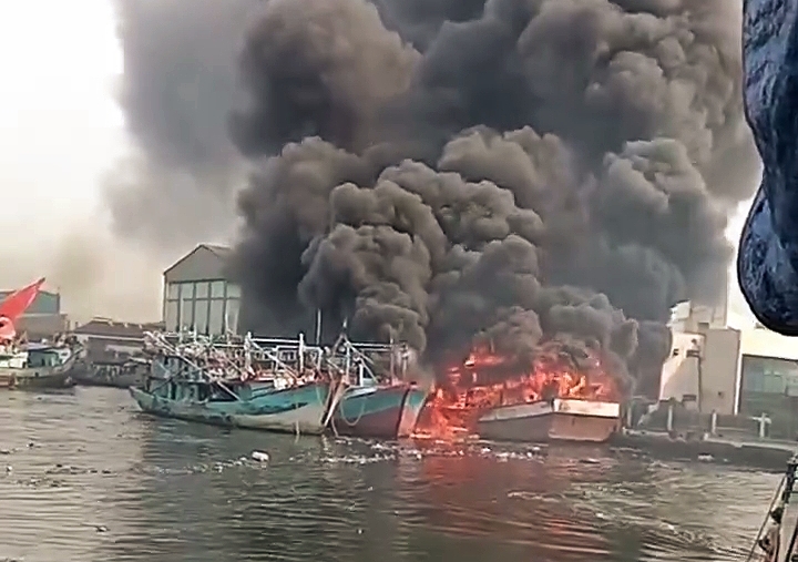 Tiga Kapal Ikan Terbakar di Muara Baru Saat Bongkar Muat, Tiga Orang Dilaporkan Hilang